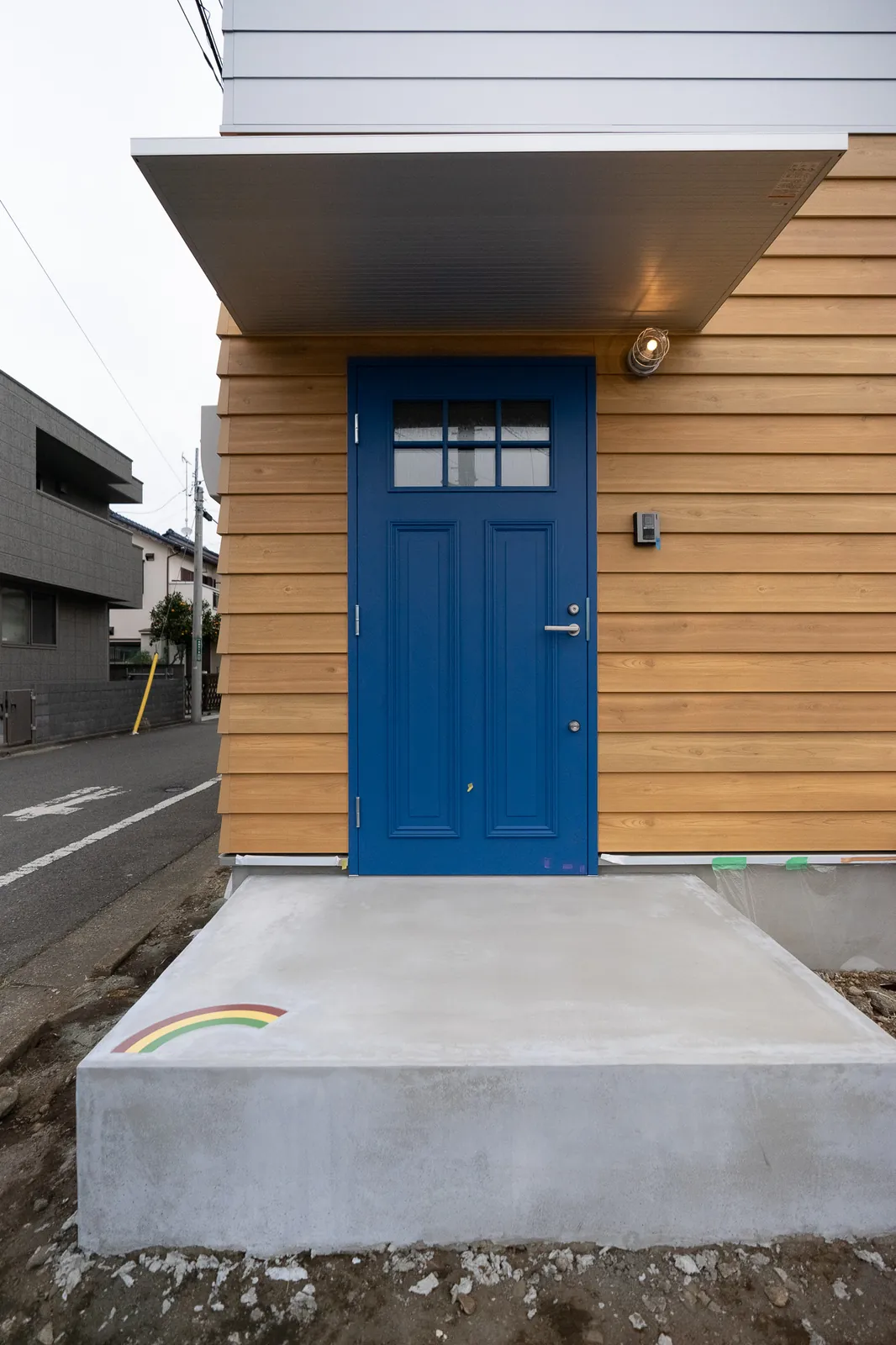 木に包まれるリゾートテイストの家