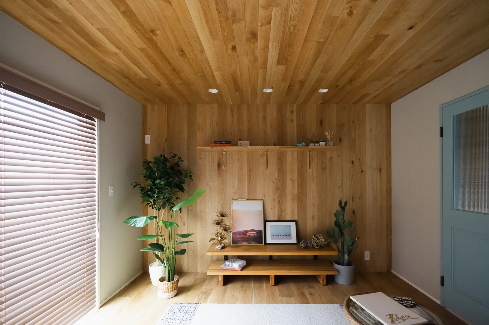 木に包まれるリゾートテイストの家